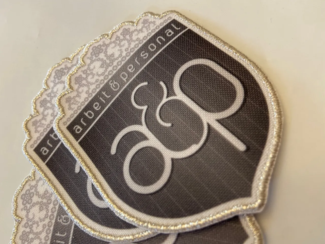Gedruckter Patch in Sonderform mit silbernem Glitzerrand