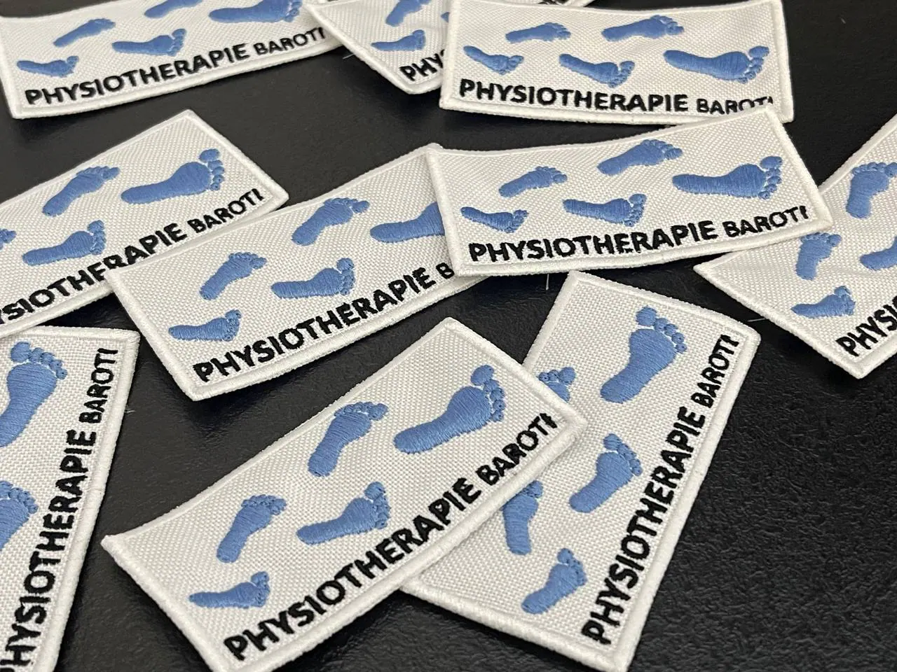 Gestickte Aufnäher Nahaufnahme – Produktion Wien