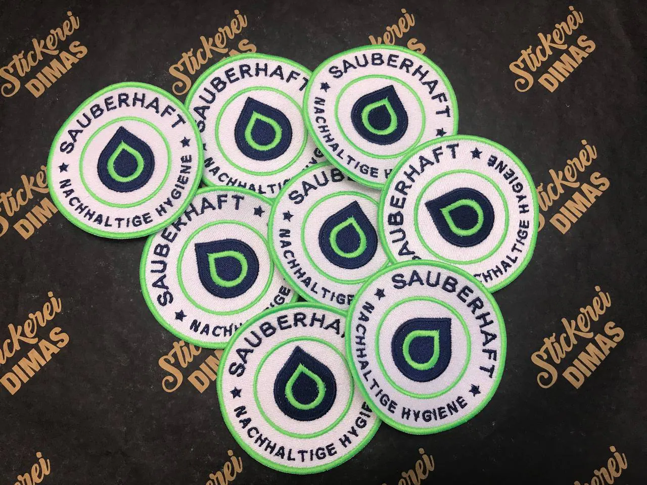 Vollgestickte Aufnäher Nahaufnahme – Produktion Wien